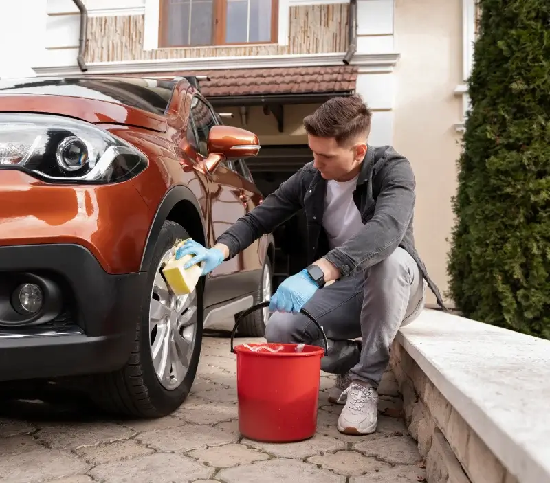 Lavage auto à domicile Saint-Quay-Perros : professionnel intervenant sur un véhicule
